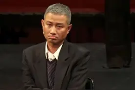 38岁文章近况曝光模样大变，满头白发一脸沧桑，全程低头魂不守舍图片