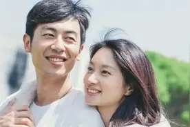 甜到齁！朱亚文沈佳妮结婚10年恩爱如初，街头当众热吻搂抱太粘人图片