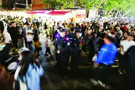 【我在岗位上】“五一”假期，记者探访淄博公安护航平安十二时辰——人间烟火里的平安“淄”味图片