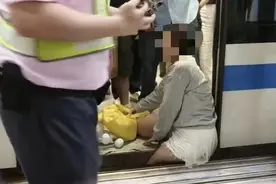 女子整条腿卡进地铁站台缝隙！网友：最怕的事发生了图片