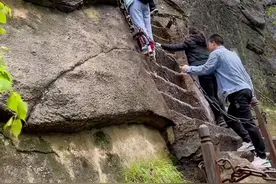 华山著名险道云梯，位于华山东峰，是看日出的必经之路，攀爬云梯必须双手紧抓铁链，云梯坡度接近90度，危险程度仅次于长空栈道和鹞子翻身。#危险动作请勿模仿 #西岳华山 @抖音短视频