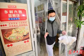 小店刚开门就“爆单”，定单持续打印了五六分钟｜武大博士生送外卖追踪图片