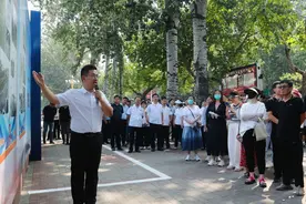 市人民医院集体观摩濮阳四十年成就图片展！图片
