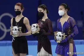 不甘银牌？特鲁索娃赛后痛哭愤然疾走，教练拉不住！颁奖礼上黑脸图片