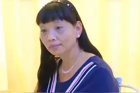 60岁退休阿姨爱上30岁流浪汉，供他吃供他穿，婚后3个月却闹离婚图片