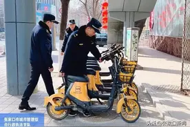 “请规范停放您的单车，争做文明市民！”张家口市城管执法支队规范摆放共享单车图片