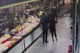 广东一菜市场老鼠出没，女子吓得挂在男子身上，网友：爱情来了？图片