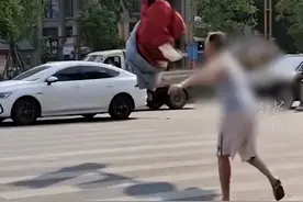 老人当街抛扔满月双胞胎女婴，往公路一丢转身就走？图片