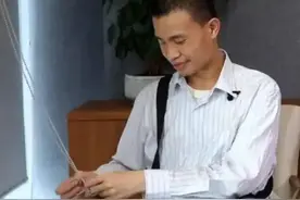为了查看行程码，韦东奕购买了智能手机，在食堂吃饭的样子很吸睛图片