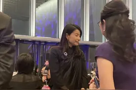 郭晶晶携霍启刚出席聚会！打扮低调素颜生图貌美，站得笔直显拘谨图片