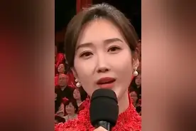 央视春晚女主持人，清一色网红脸，秦岚发文道歉，杨紫和宋轶获赞图片