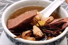 秋乏熬夜要多喝 鸡骨草土茯苓汤图片