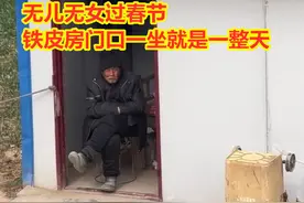 农村老人一个人过年，天天坐门口发愣，村民：他一生未婚无儿无女图片