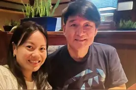 61岁周华健定居美国，头发乌黑精神好，拿绿卡安享晚年很开心图片