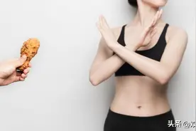 白天不敢放开吃，晚上饿到睡不着，减脂6大误区你中了几个？图片