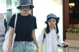 袁泉带女儿去机场，简单T恤显随性，网友：女儿就该这样教育图片