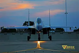 皓月当空 多图直击海军航空大学某团开展夜间飞行训练图片