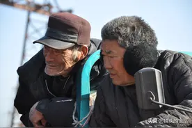 农村特殊兄弟，因哥哥拒绝传宗接代，陪伴几十年看晚年生活成啥样图片