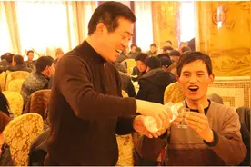 该你敬酒时，别干坐着当哑巴，学会3句“敬酒语”，保准惊艳众人图片