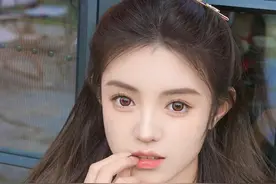有没有人发现美女下巴上有颗痣？图片