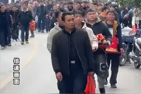 超200人的男方亲友团走2公里去女方家参加订婚宴，女方回应：刚好是赶集日，怕堵车才决定走路来，非常感动图片