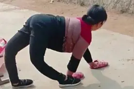 她先天残疾，被父母遗弃，靠爬行赚钱救病儿：我跪着，孩子得站着图片