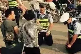 丹东警察的“摔倒式执法”，最终丢失的是法治的尊严图片