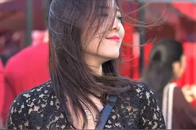 过了30岁女人，要想集性感浪漫风情万种于一身，那就来一打蕾丝裙图片