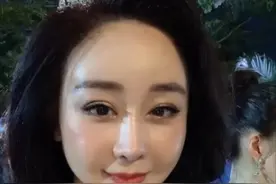 咸素媛头戴王冠现身选美大赛，脚穿13公分高跟鞋，直言太兴奋图片