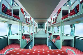 曾风靡全国的双层卧铺大巴，为什么如今很少见了？是被禁用了吗？图片