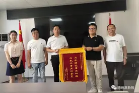 随州高新投公司：新建充电棚安全便民又暖心图片