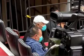 赵本山身体状况堪忧，酗酒引发脑溢血，现步履蹒跚站不稳图片