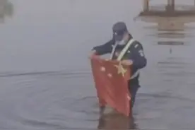 国旗掉落，新疆辅警蹚水捡起……图片