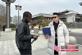 重量级博主“非洲十年”打卡临沂 为临沂商城“中国大集”代言图片