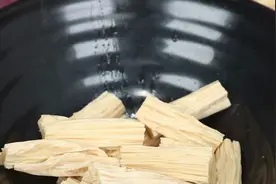 腐竹营养做法，加2个鸡蛋，出锅全家都爱吃，实在太香了图片