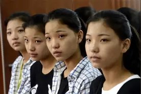 山东四胞胎“冰清玉洁”，上同所大学还住一间宿舍，回头率极高图片