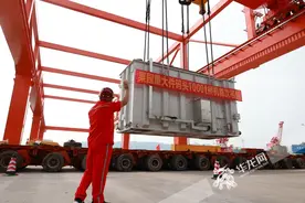 视频 | “江边巨人”正式启动！ 重庆果园重大件码头千吨桥机完成首次吊装图片