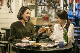 才知道，酒桌上领导表面让你去催菜，实则是让你办这“3件事”图片