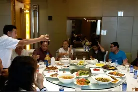 江苏30名老同学AA制聚餐，酒后多人装醉，最后结账时集体“破防”图片