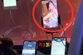 吓出冷汗！上海一的哥面前架4部手机！边开车做生意边看美女直播…图片