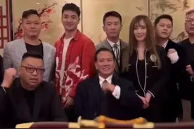 65岁万梓良罕露面，紧挨美女显亲密，两人多次零距离互动关系成疑图片