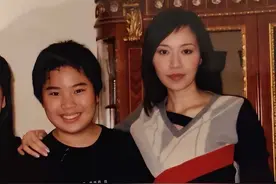 “贫民少女”逆袭记：一天打三份工6年，只为带父母走出贫民窟图片