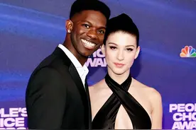 比尔·盖茨19岁女儿带男友亮相，黑人小伙合不拢嘴，车内亲亲太甜图片