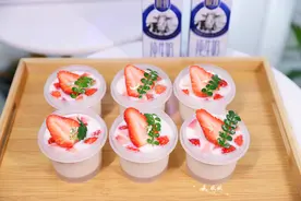 两盒牛奶几颗草莓，这款漂亮的布丁也太简单了吧！有手就会，收藏图片