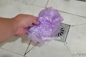 用一个塑料袋，卫生间和厨房下水道再也不反味，在家试一试图片