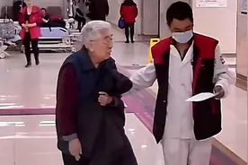 深夜88岁老人独自就诊，隐情让人唏嘘，老人：三个女儿全在国外图片
