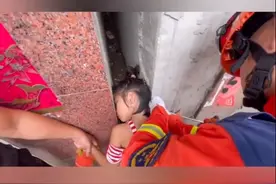 海南琼海 一小女孩穿墙被卡脑袋抬不起拔不出，家长无法只得报警求助图片