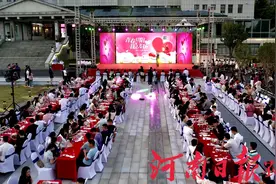 信阳七夕青年人才联谊会上，近400名单身男女寻找心仪的TA图片