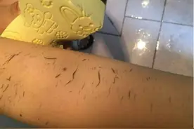 洗澡时到底要不要搓灰？搓下来的泥究竟是什么？原来一直搞错了！图片