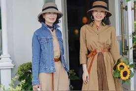 五六十岁的女人出门“穿裙戴帽”真美，不花哨不扮嫩，优雅显年轻图片